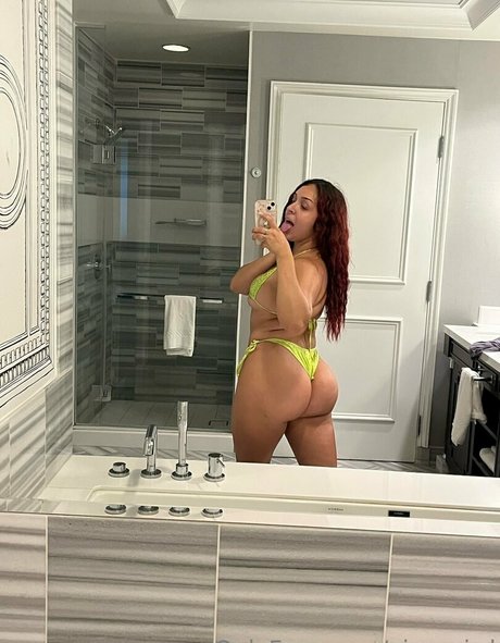 Foto di nudo di fuga di OnlyFans di Virgogirrl