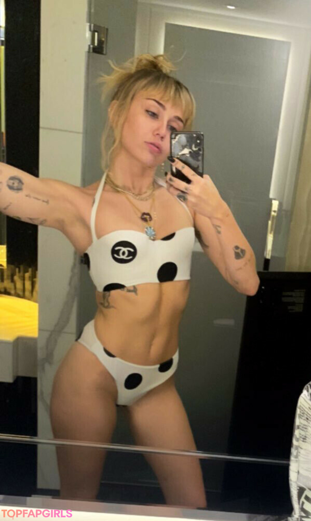 Foto di nudo di fuga di OnlyFans di Miley Cyrus #1451