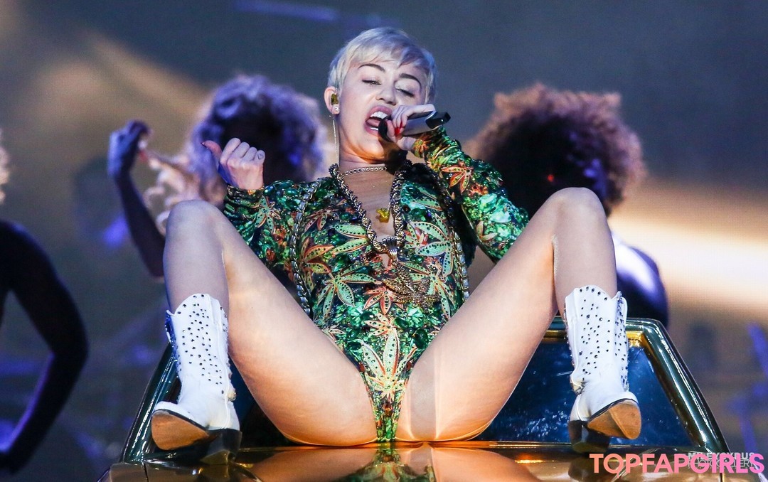 Foto di nudo di fuga di OnlyFans di Miley Cyrus #1491
