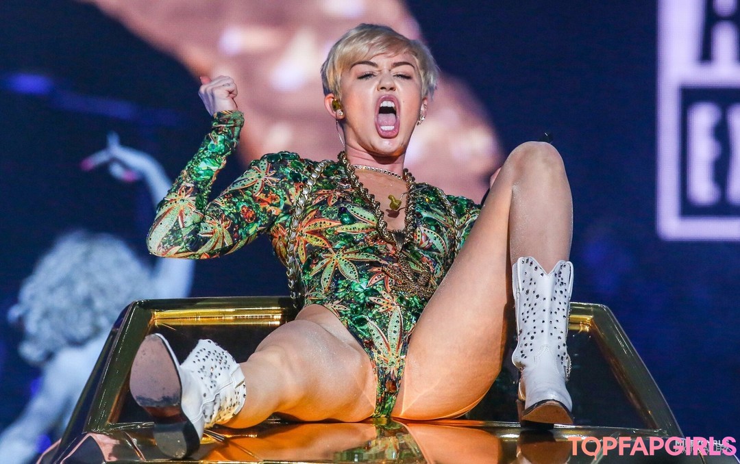 Foto di nudo di fuga di OnlyFans di Miley Cyrus #1495