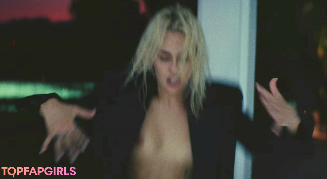 Foto di nudo di fuga di OnlyFans di Miley Cyrus #1922