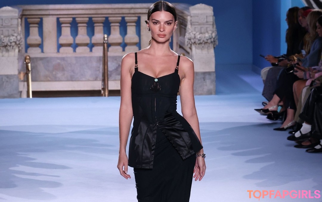Foto di nudo di fuga di OnlyFans di Emily Ratajkowski #1336