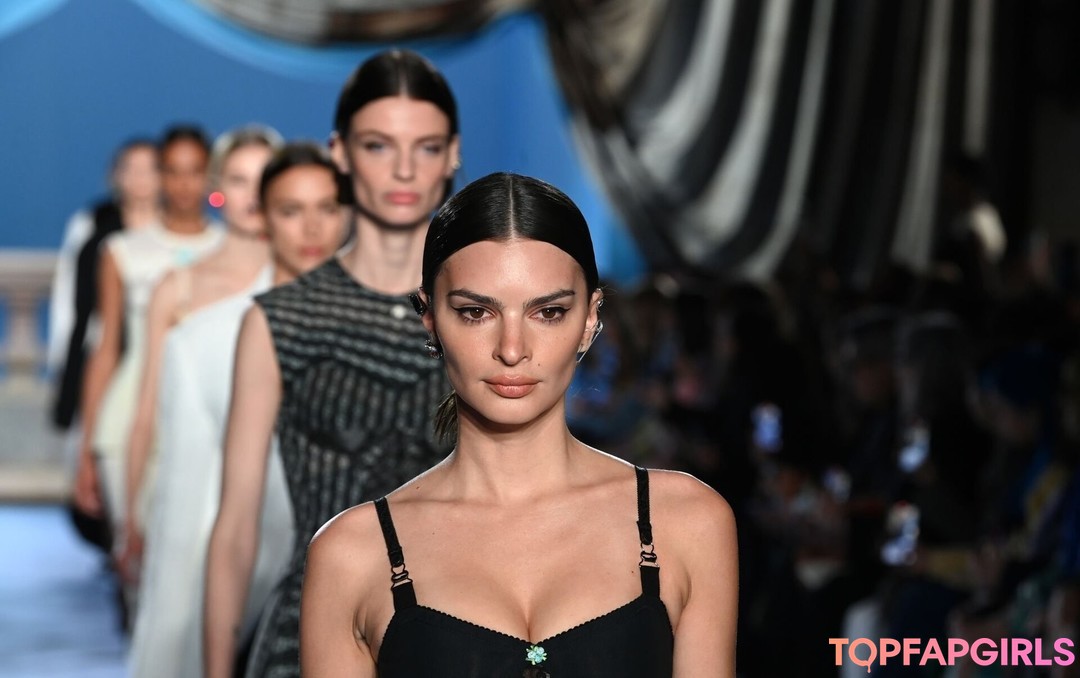 Foto di nudo di fuga di OnlyFans di Emily Ratajkowski #1346