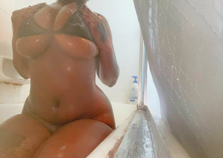 Foto di nudo di fuga di OnlyFans di Xiouuu