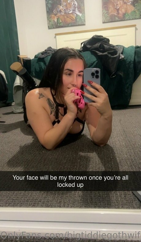 Bigtiddiegothwife