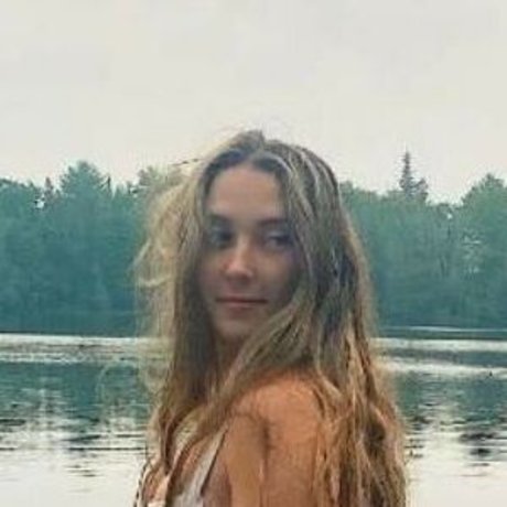 Foto di nudo di fuga di OnlyFans di Lilly Breton