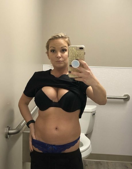 Foto di nudo di fuga di OnlyFans di Amieadams