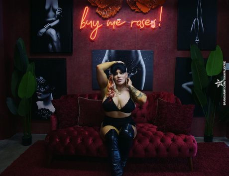 Foto di nudo di fuga di OnlyFans di Taya Valkyrie