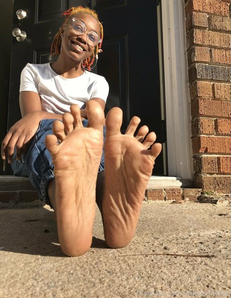 Foto di nudo di fuga di OnlyFans di Littleebonyfeet