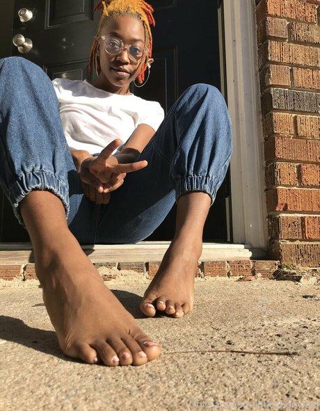 Littleebonyfeet