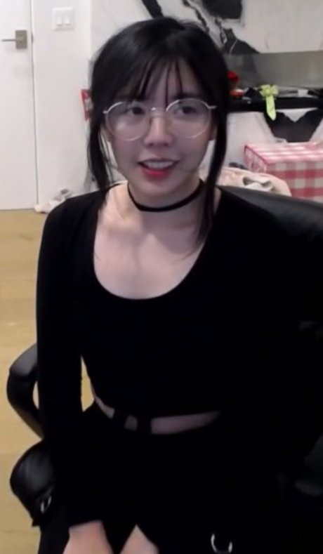 Foto di nudo di fuga di OnlyFans di Lilypichu