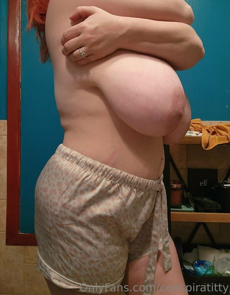 Foto di nudo di fuga di OnlyFans di Conspiratitty
