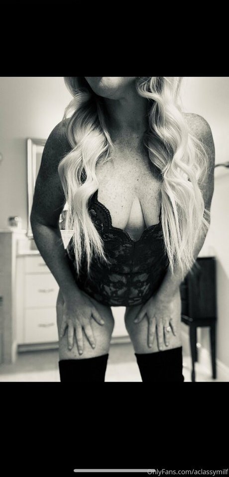 Foto di nudo di fuga di OnlyFans di Aclassymilf