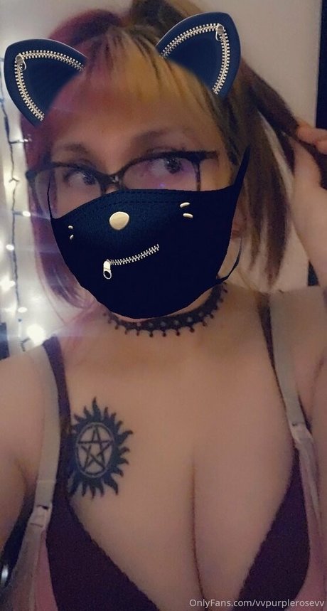Foto di nudo di fuga di OnlyFans di Vvpurplerosevv