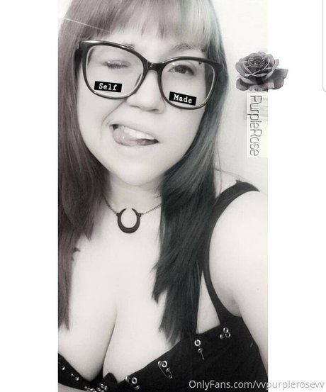 Foto di nudo di fuga di OnlyFans di Vvpurplerosevv