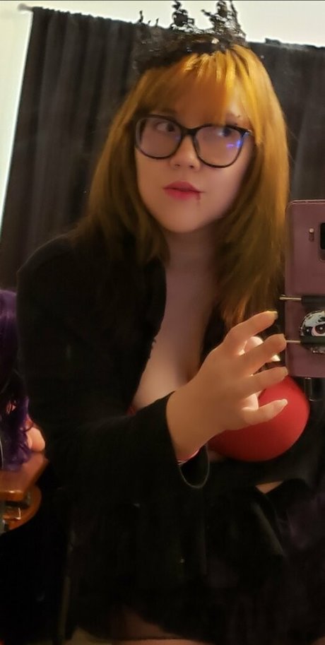 Foto di nudo di fuga di OnlyFans di Vvpurplerosevv