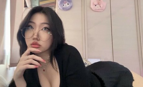 Foto di nudo di fuga di OnlyFans di Yurasweb