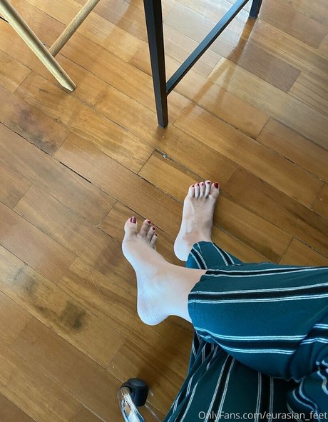 Eurasian_feet