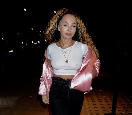 Foto di nudo di fuga di OnlyFans di Ella Eyre