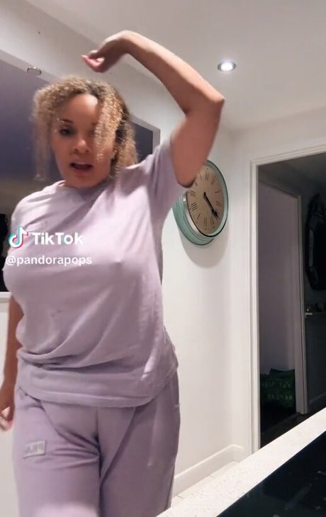 Foto di nudo di fuga di OnlyFans di Pandora Christie