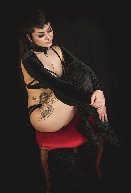 Foto di nudo di fuga di OnlyFans di Synthiavalentine