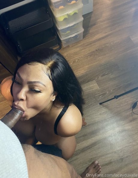 Foto di nudo di fuga di OnlyFans di Lacey Duvalle