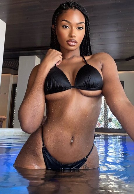 Foto di nudo di fuga di OnlyFans di Elinda San