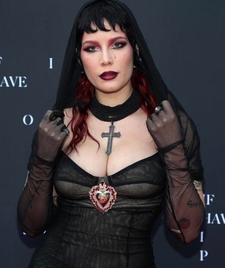 Foto di nudo di fuga di OnlyFans di Halsey