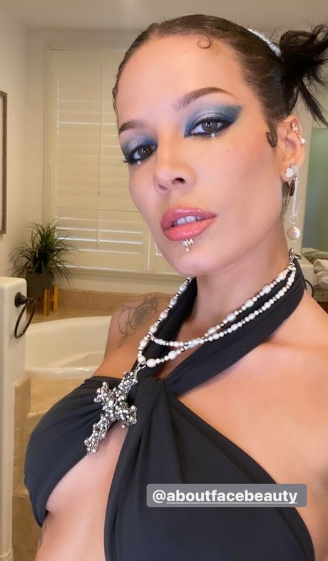 Foto di nudo di fuga di OnlyFans di Halsey