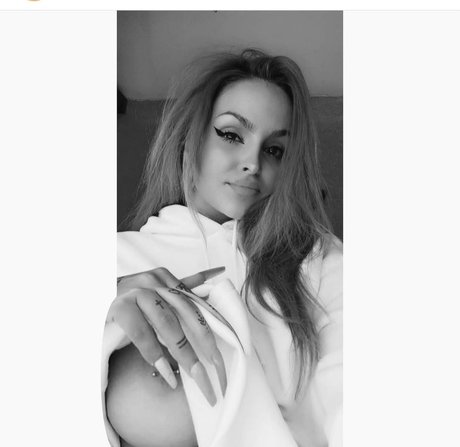 Foto di nudo di fuga di OnlyFans di Dzsenifer Vajai