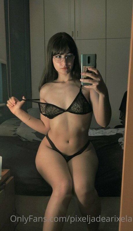 Foto di nudo di fuga di OnlyFans di Pixeljadearixela