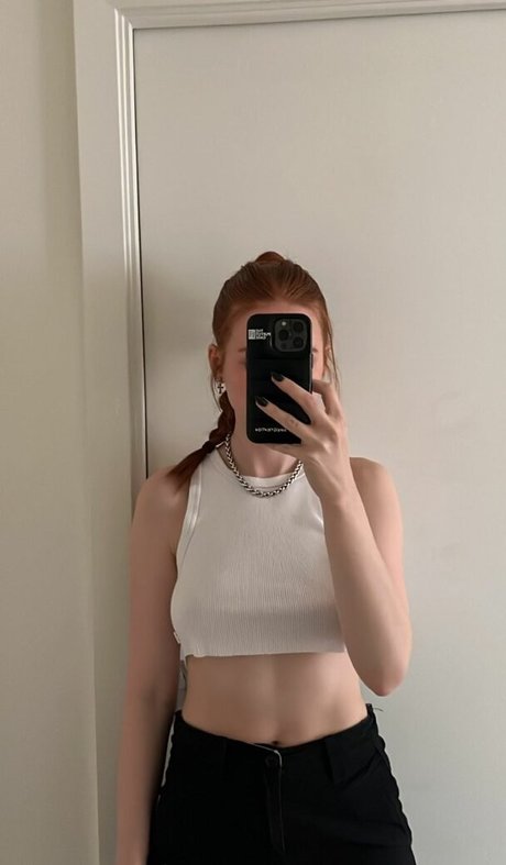 Foto di nudo di fuga di OnlyFans di Madelaine Petsch