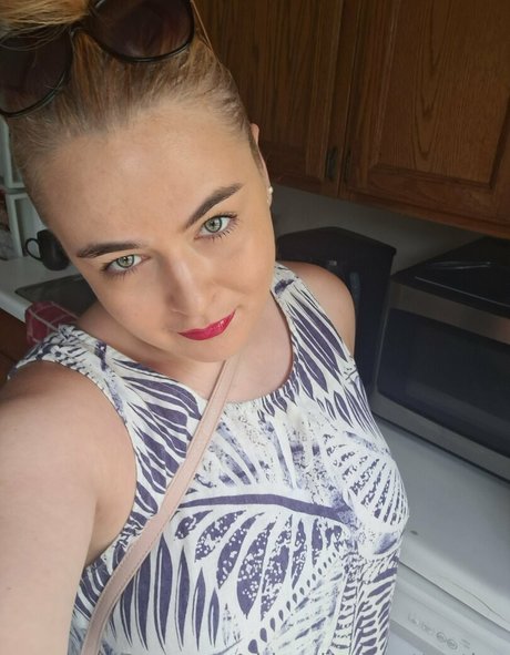Chloelovesattention