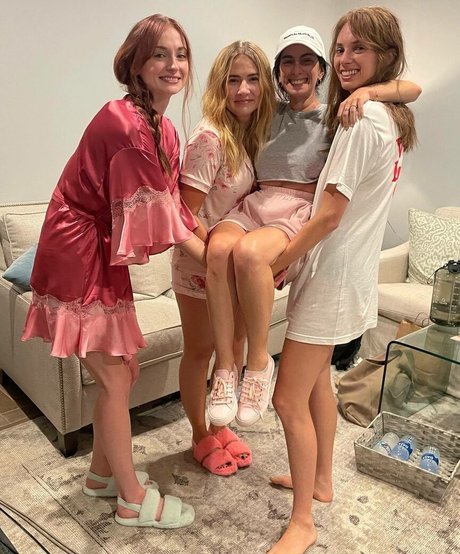 Foto di nudo di fuga di OnlyFans di Maya Hawke
