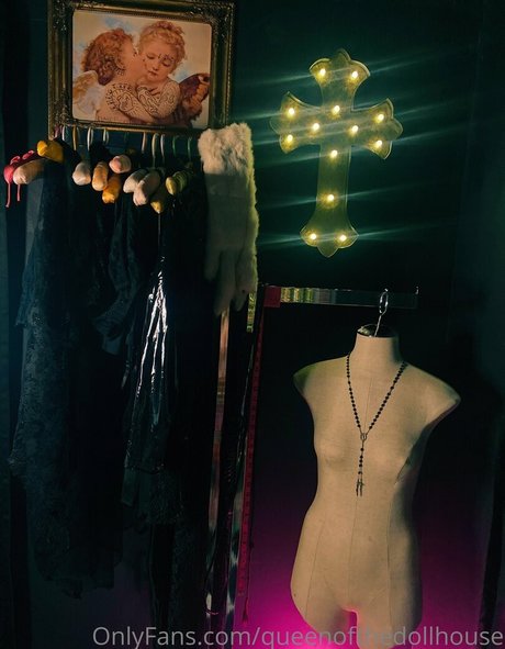 Queenofthedollhouse