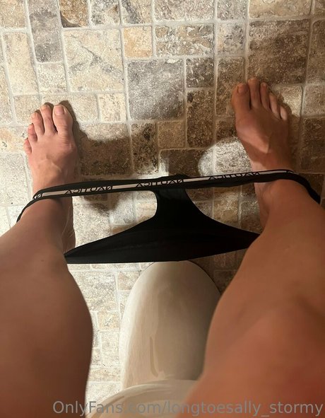Foto di nudo di fuga di OnlyFans di Longtoesallystormy