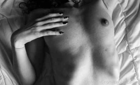 Foto di nudo di fuga di OnlyFans di Ceciloucaillou