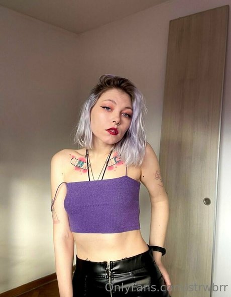 Foto di nudo di fuga di OnlyFans di Strwbrr