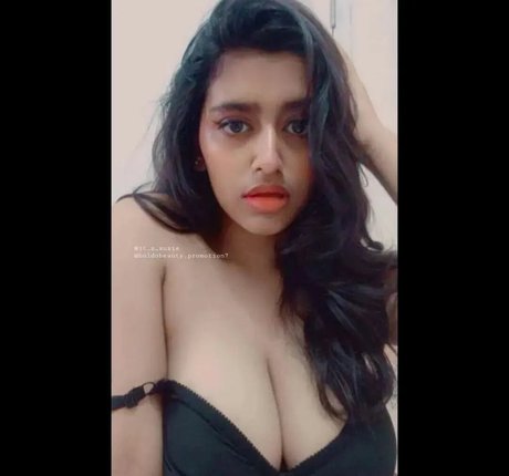 Foto di nudo di fuga di OnlyFans di Sanjana Saba