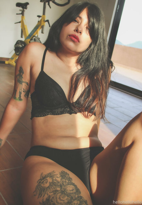 Foto di nudo di fuga di OnlyFans di Helloaliza