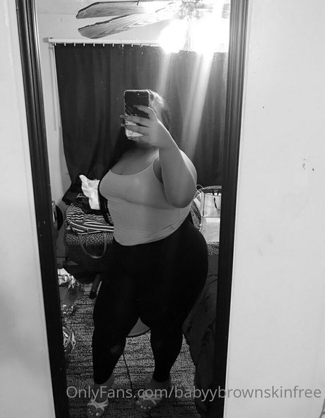 Foto di nudo di fuga di OnlyFans di Babyybrownskinfree