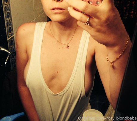 Foto di nudo di fuga di OnlyFans di Rosyblondbabe