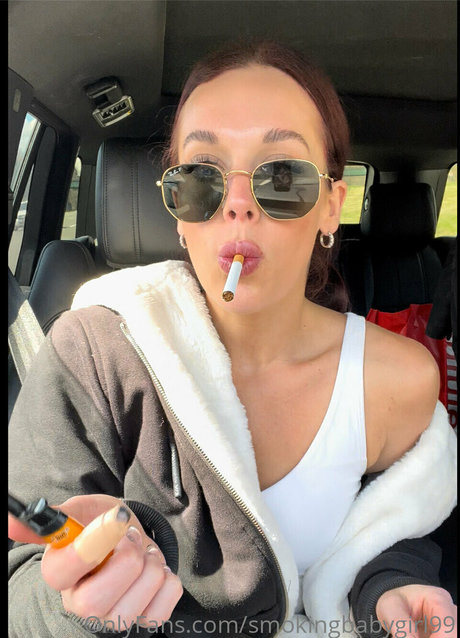 Foto di nudo di fuga di OnlyFans di Smokingbabygirl99