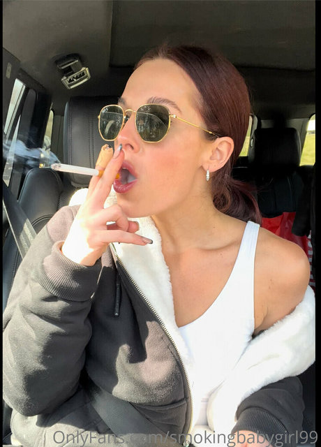 Foto di nudo di fuga di OnlyFans di Smokingbabygirl99