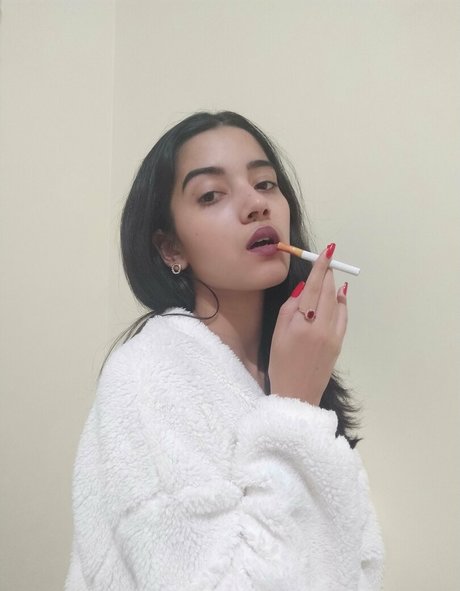 Foto di nudo di fuga di OnlyFans di Thebeautyofsmoking