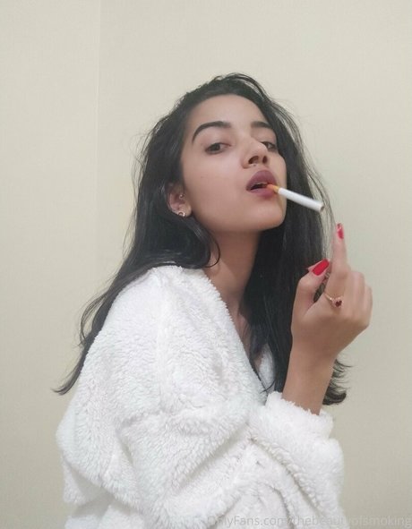 Foto di nudo di fuga di OnlyFans di Thebeautyofsmoking