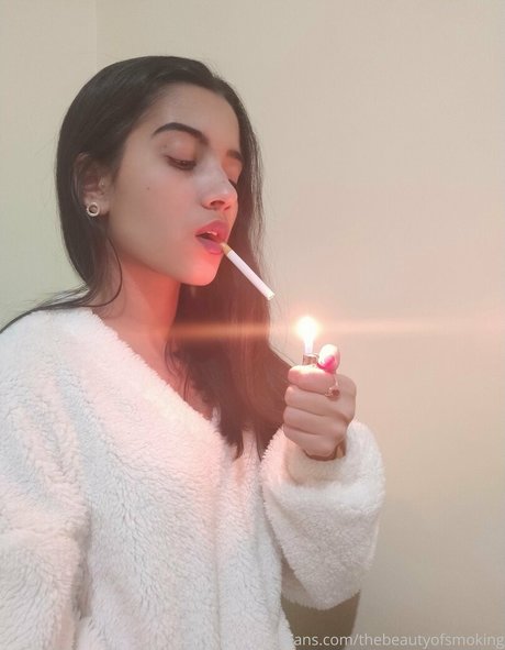Foto di nudo di fuga di OnlyFans di Thebeautyofsmoking