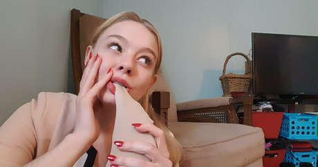 Foto di nudo di fuga di OnlyFans di Sativaskies