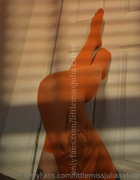Foto di nudo di fuga di OnlyFans di Littlemissjuliaxxfree