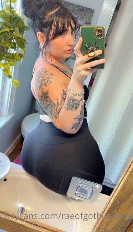 Foto di nudo di fuga di OnlyFans di Raeofgothiccsunshine